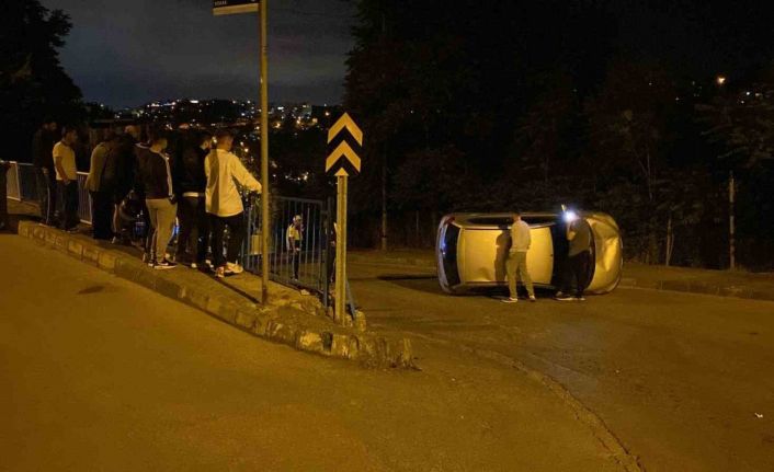 Kontrolden çıkan otomobil sokağın ortasına yan yattı