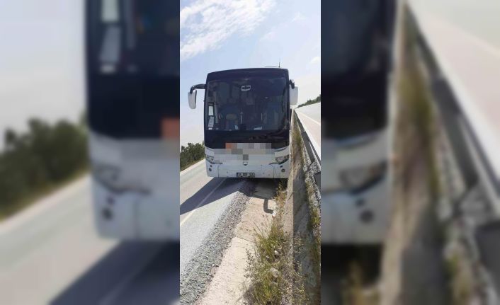 Kontrolden çıkan yolcu otobüsü refüje girip bariyerlere çarparak durabildi