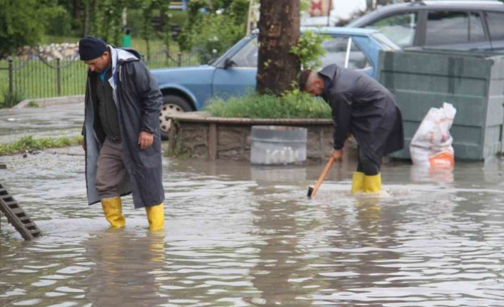 Konya’da sağanak yağış caddeleri göle çevirdi