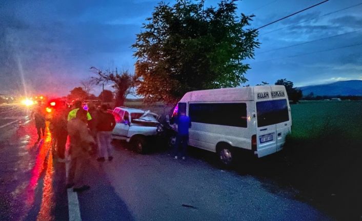 Köpeğe çarpmamak için direksiyonu kırdı, karşı şeride geçerek minibüse çarptı: 1 yaralı