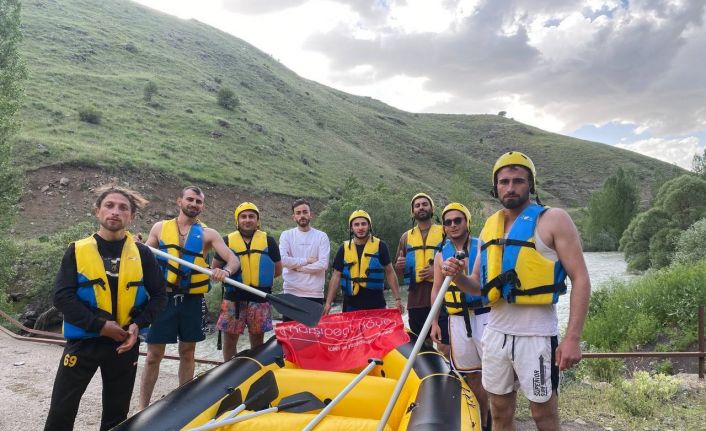 Köyün meraklı gençlerinin yeni tutkusu rafting