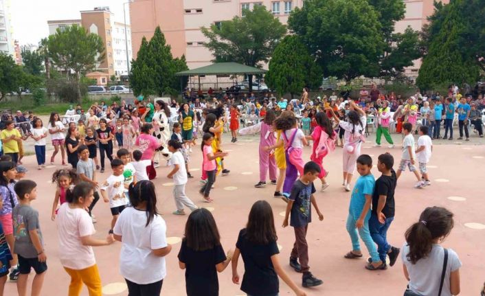 Kozan’da 300 çocuğa bayramlık hediye edildi