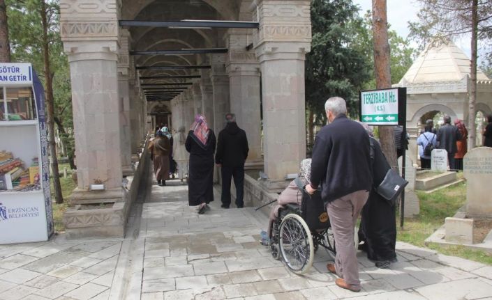 Kurban Bayramı arefesinde mezarlıklar ziyaretçiyle doldu