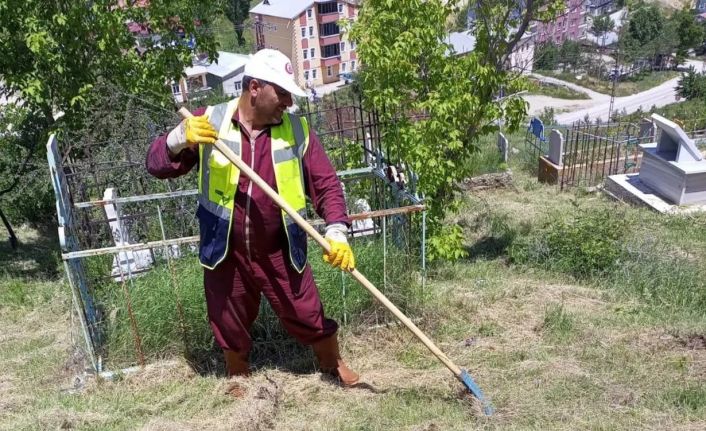 Kurban Bayramı öncesi mezarlıklarda bakım ve temizlik çalışmaları hız kesmeden devam ediyor