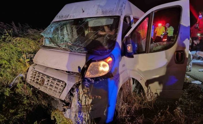 Lastiği patlayan servis aracı şarampole yuvarlandı: 14 yaralı