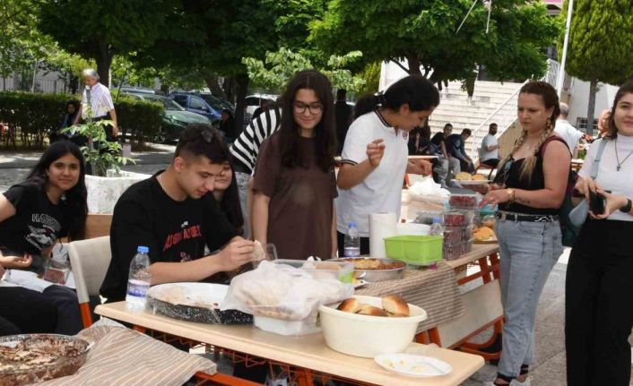 Liseliler depremzede yaşıtları için el ele verdi