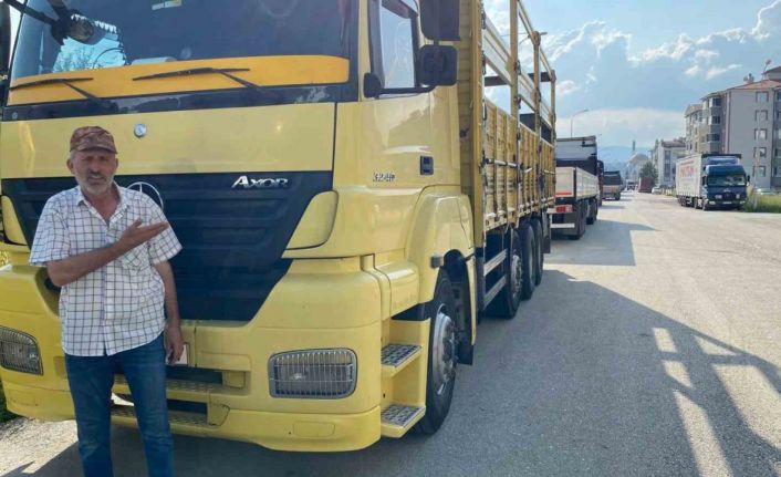 Mahalle sakinleri yol kenarlarına park edilen kamyonlardan rahatsız