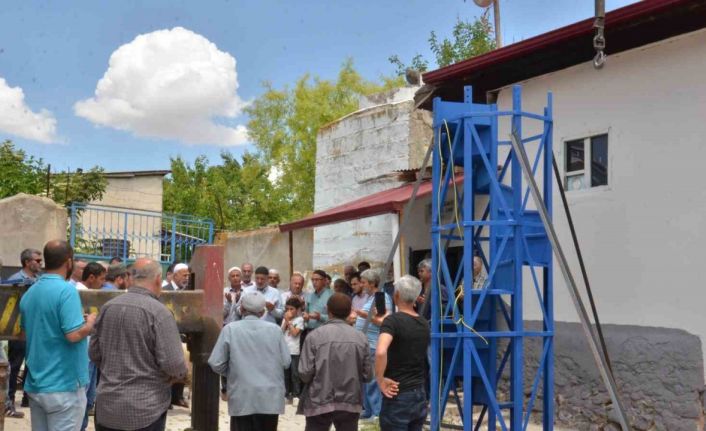 Mahalleliden güç birliği: Depremde yıkılan minarenin yerine fiberglas ve çelikle yenisi yapılıyor