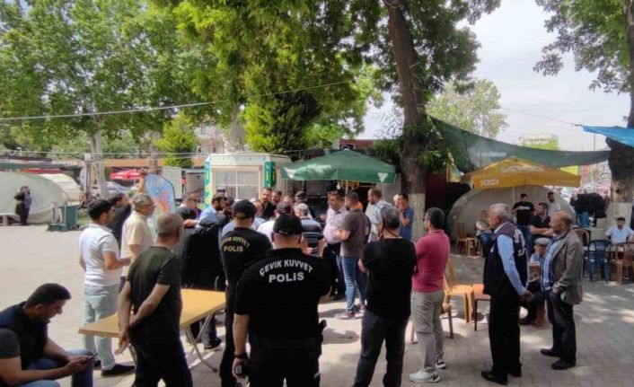 Malatya’da çarşı merkezinde kaldırımlardaki tezgahlar kaldırılıyor