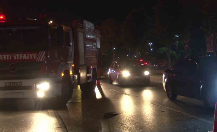 Maltepe’de otomobil reklam direğine çarptı: 2 yaralı