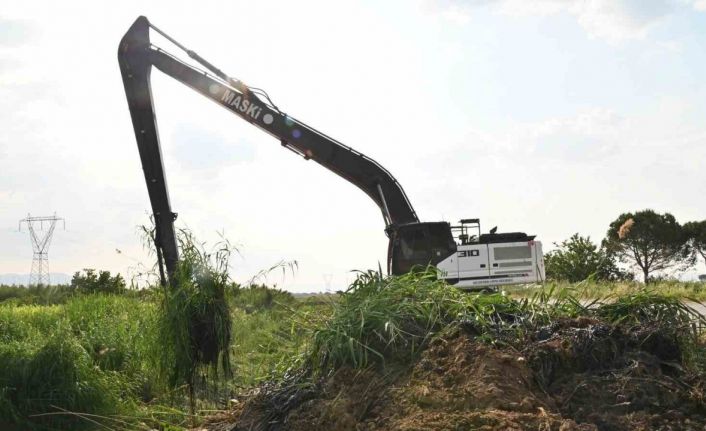 Manisa merkezdeki 2 mahalleden geçen kurutma kanalı temizleniyor