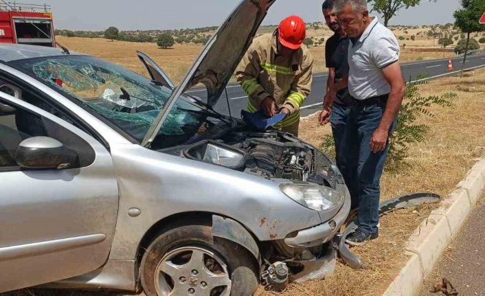 Mardin’de kontrolden çıkan otomobil refüje çıktı: 2 yaralı