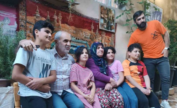 Mardinli çift kaybettikleri evladının acısını yaşadıkları sokağı yeşillendirerek unutmaya çalışıyor