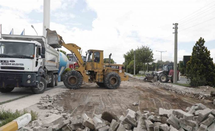 Mehmet Akif Ersoy Mahallesinde sıcak asfalt çalışması yapılıyor