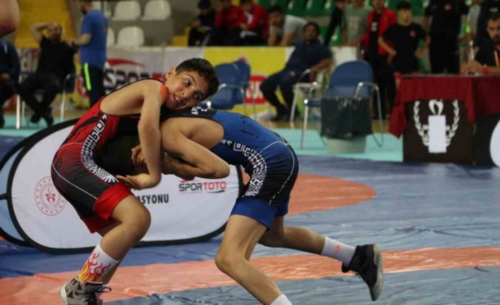Mehmet Akif Pirim U15 Grekoromen Güreş Türkiye Şampiyonası’nda madalyalar dağıtıldı