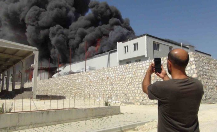 Mersin Silifke OSB’de mobilya fabrikası yangını, ekipler müdahale ediyor