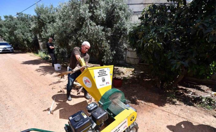 Mersin’de muz üreticisine dal parçalama makinesi desteği