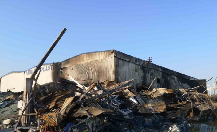 Mersin’deki plastik fabrikasında çıkan yangında hasarın boyutu gün ağarınca ortaya çıktı