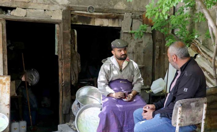 Mesleğinin en genç ismi 150 yıllık dükkanda 4’ncü kuşak olarak kalaycılık yapıyor