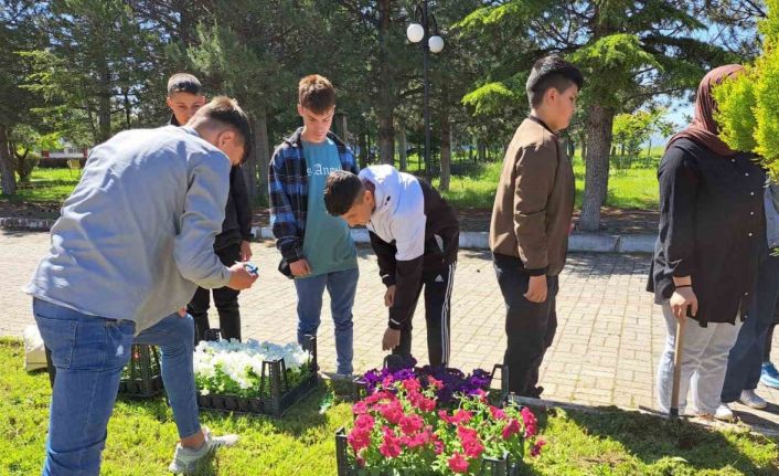 Meslek lisesi öğrencileri çiçek dikti