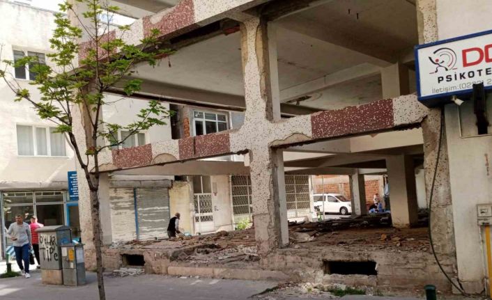 Metruk binadan saçılan kötü koku vatandaşları rahatsız ediyor