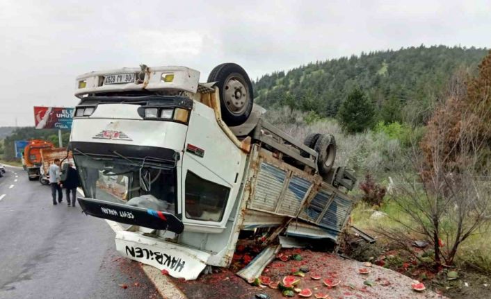 Meyve yüklü kamyon devrildi, yol karpuz tarlasına döndü