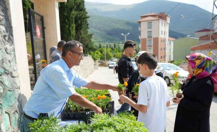 Mezarlıklarda çiçekler Gemlik Belediyesi’nden