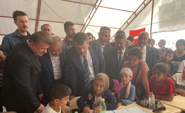 Milli Eğitim Bakanı Tekin, konteyner kentte eğitim çadırlarını gezdi