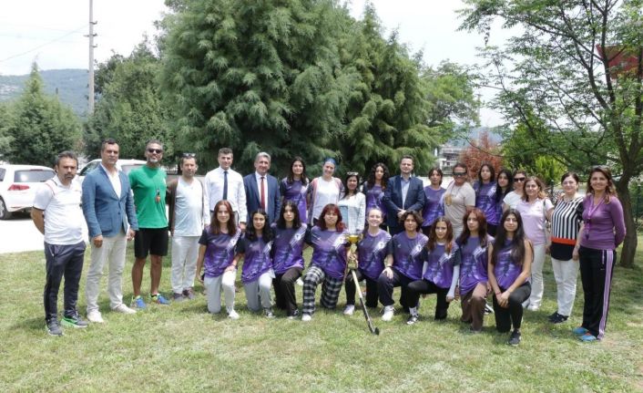 Milli Eğitim Müdürü Çay, Türkiye hokey şampiyonlarının sevincine ortak oldu