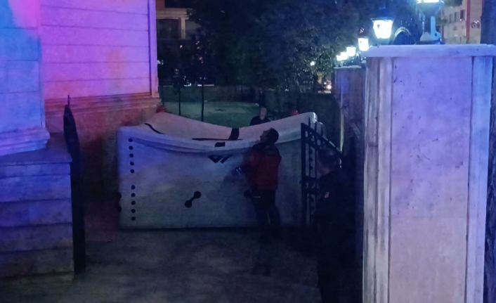 Minareye çıkan şahsı polis ikna etti