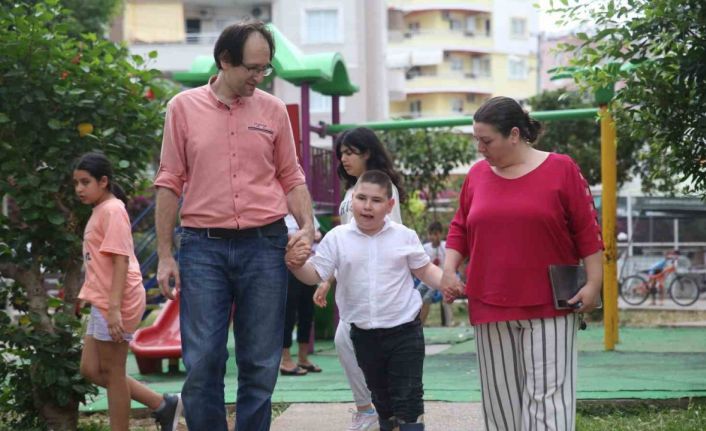 Minik Ege 9,5 yıl sonra ilk adımı atmanın mutluluğunu yaşıyor