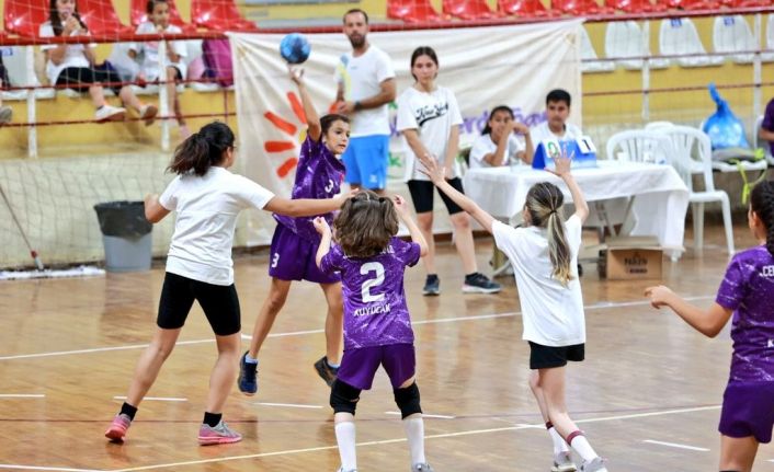 Minik eller bu kez yüzlerce çocuğu spora kazandıran öğretmen için sahaya çıkacak
