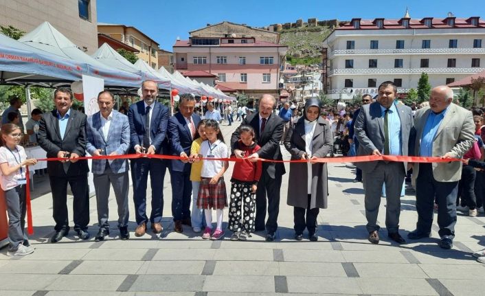 Minik ellerin elinde hayat bulan özgün tasarımlar Saray Bahçesi’ndeki sergide yerini aldı