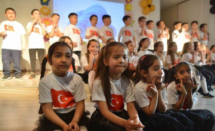 Miniklerden alkışlanan gösteri