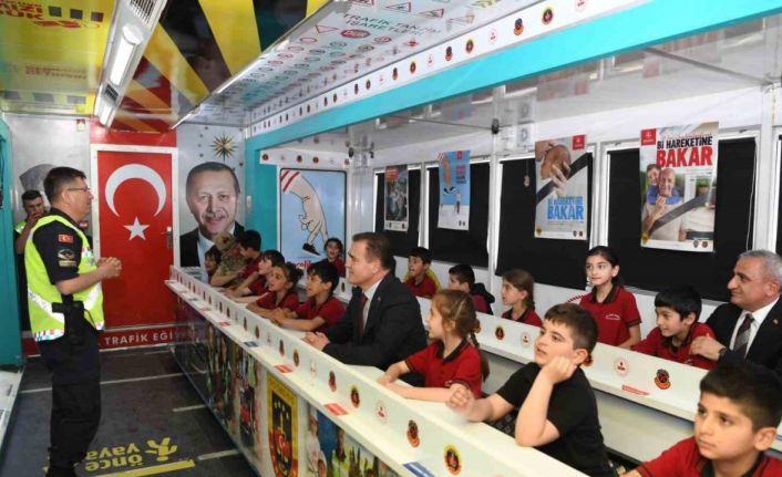‘Mobil Trafik Eğitim Tırı’ Hakkari’de