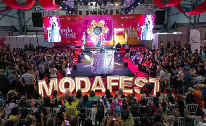 ModaFest Geçmişten Günümüze Anadolu Kadınları defilesiyle devam etti