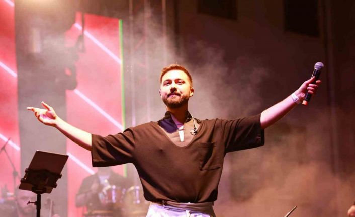 ModaFest Kenan Doğulu şarkılarıyla devam etti
