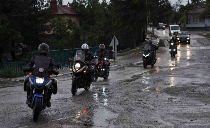 Motosiklet derneğinden köy okuluna anlamlı kitap desteği