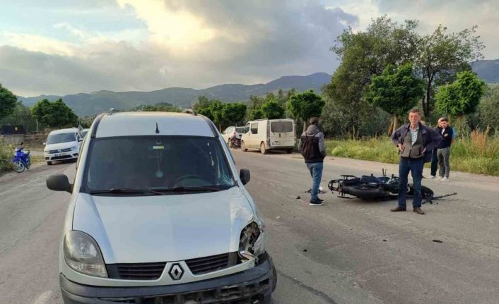Motosiklet hafif ticari araçla çarpıştı