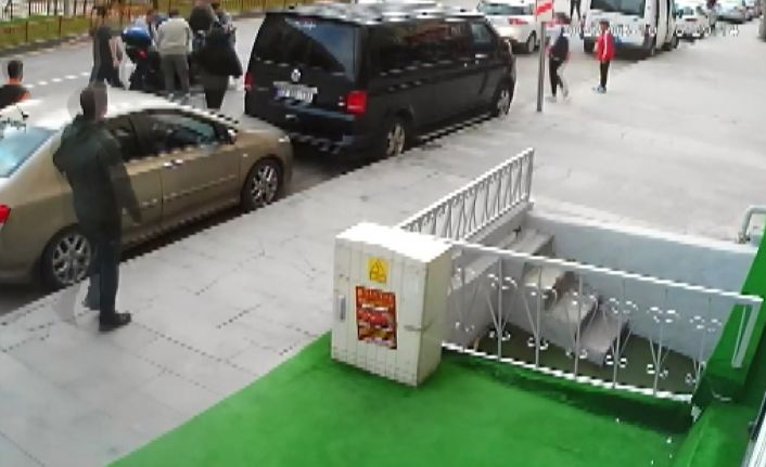 Motosiklet kazası saniye saniye güvenlik kamerasında