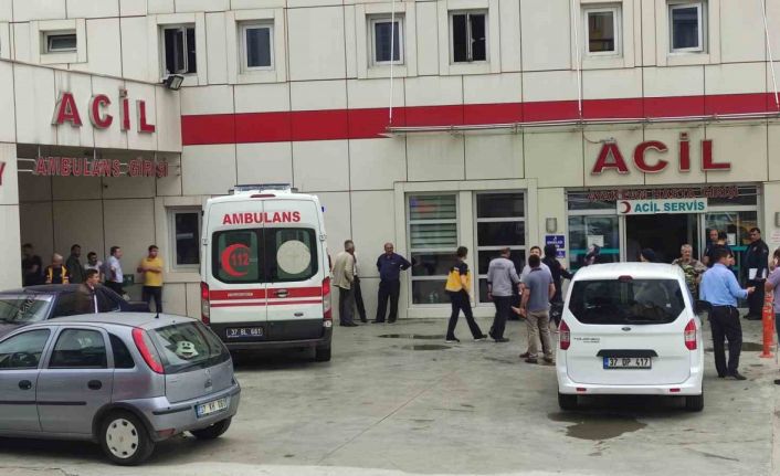 Motosiklet yolun karşısına geçmek isteyen doktora çarptı: 1’i ağır 3 yaralı