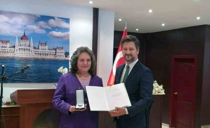 MSKÜ Öğretim üyesi Çolak’a Macar Liyakat nişanı