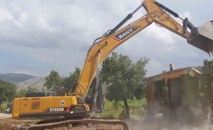 Nurhak’ta bin 333 ağır hasarlı binanın 384’ü yıkıldı