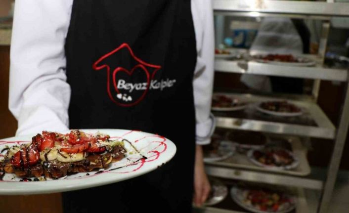 Öğrenciler kendi elleriyle pişirip sattı, gelir depremzedelere bağışladı