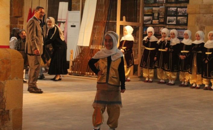 Öğrencilerin tanıtımını yaptığı ehram defilesi renkli görüntülere sahne oldu