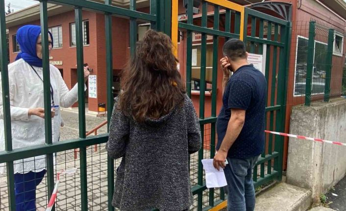 Okulun dışına çıktı, tekrar girmek isteyince 1 dakika geçtiği için sınava alınmadı