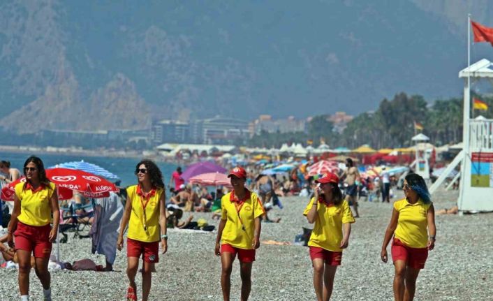 Onları gören erkekler boğulma numarası yapıyor