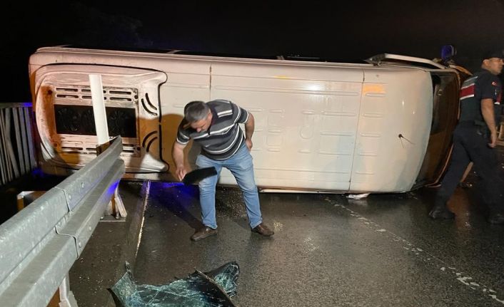 Ordu’da virajı alamayan yolcu minibüsü devrildi: 3 yaralı