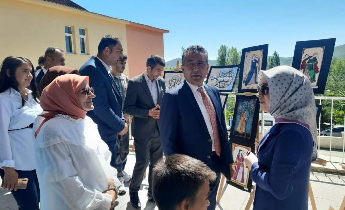 Ortaokul öğrencilerinden görsel sanatlar sergisi