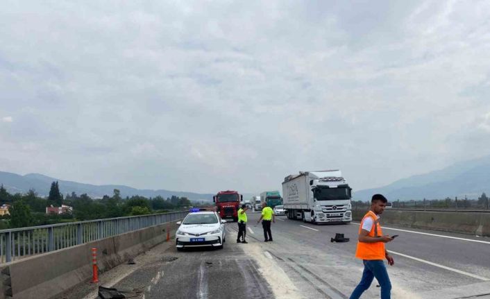Osmaniye’de dorsesinde pirinç taşıyan tır otoyolda devrildi